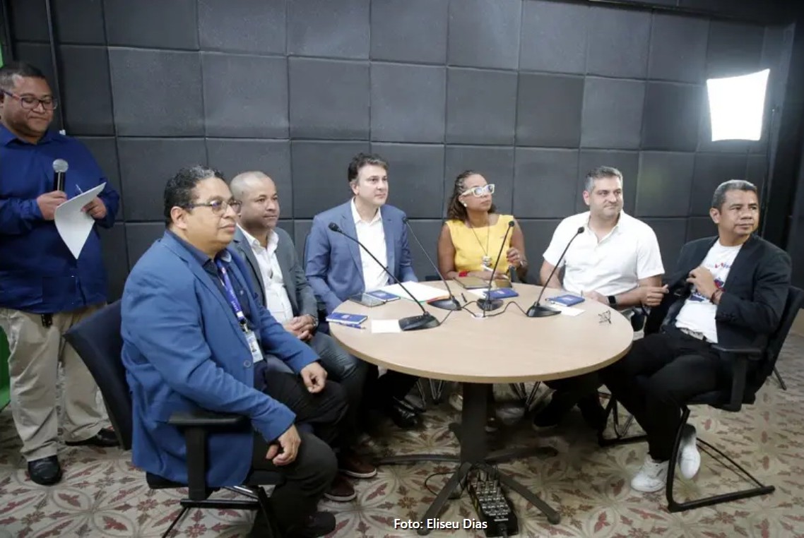 notícia: Estudantes e professores interagem com o ministro da Educação, Camilo Santana, durante a inauguração dos estúdios da Rede de Inovação para a Educação Híbrida (RIEH)